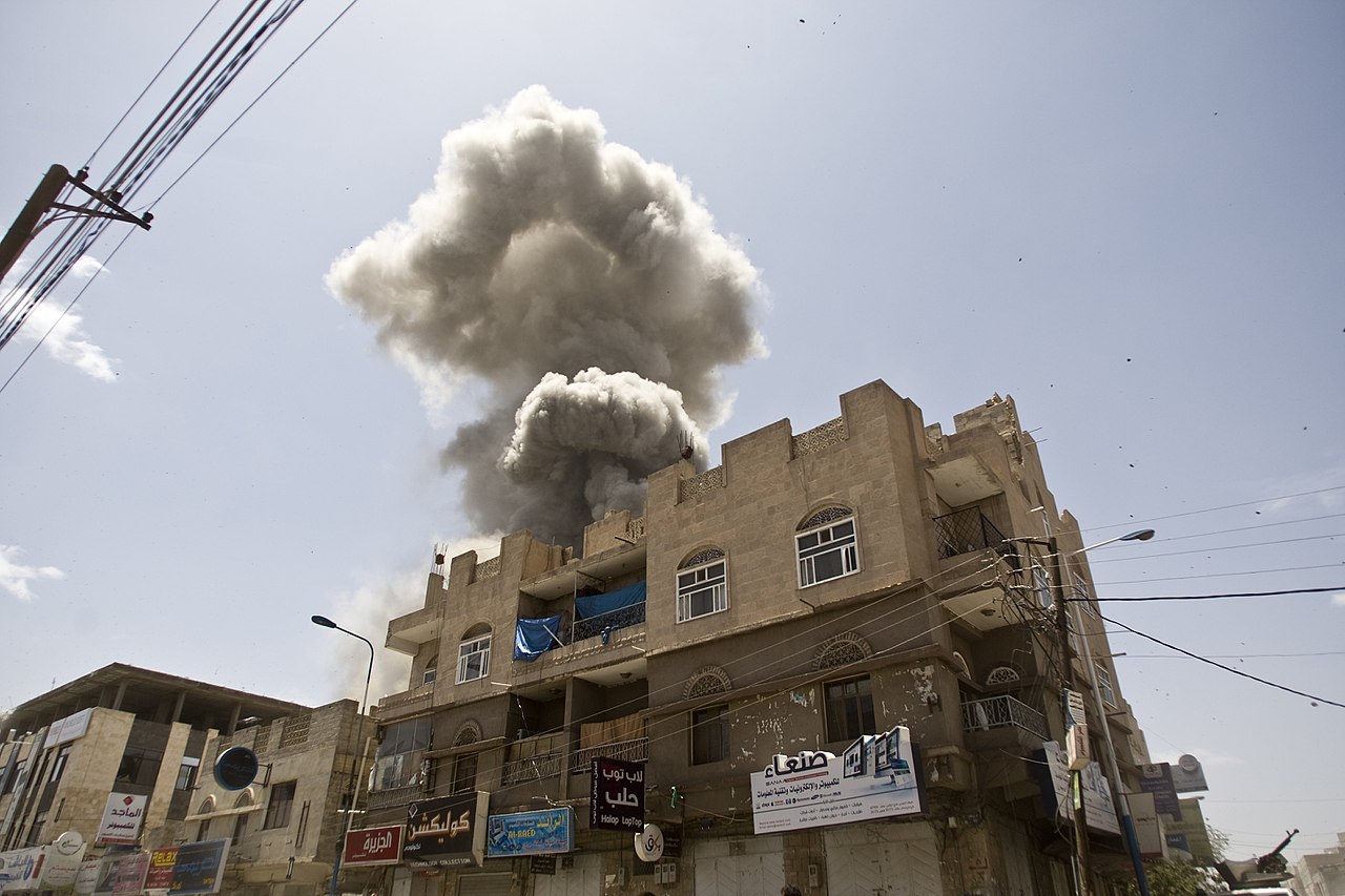 1280px-Aerial_bombardments_on_Sanaa_Yemen_from_Saudi_Arabia_without_the_right_aircraft._injustice_-_panoramio